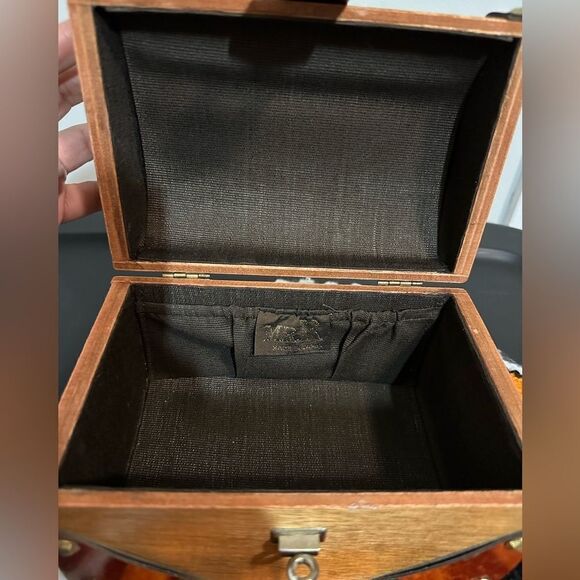 "TREASURE CHEST" VINTAGE 1950'S WOODEN & VINYL BOX BAG - Picture 8 of 9